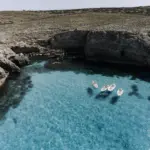 Barcos cerca de acantilado