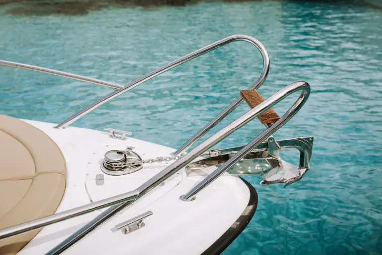 Proa de un barco alquilado en Lista Séptima